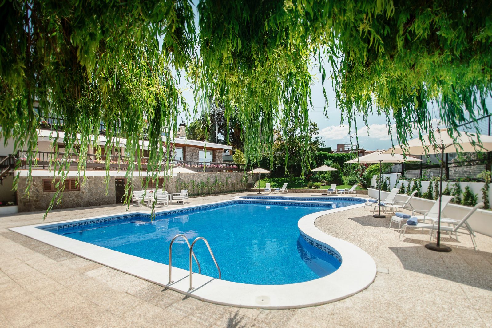 Piscina de agua salina rodeada de jardines