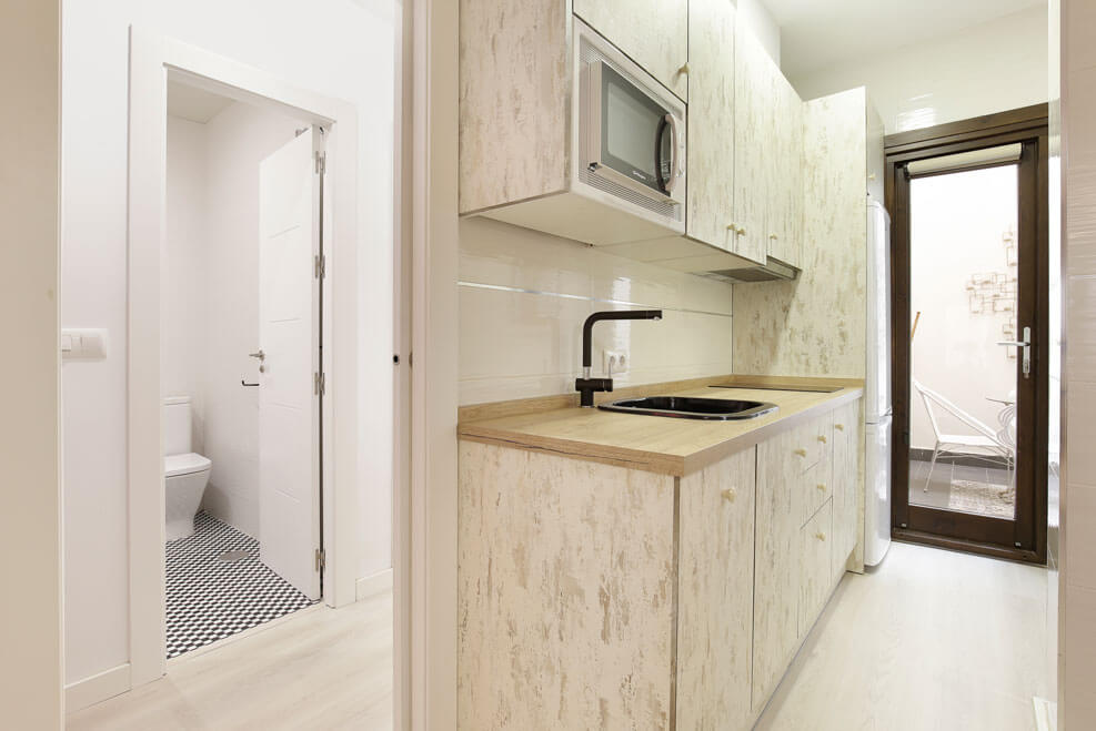 Dormitorio principal con cama de matrimonio