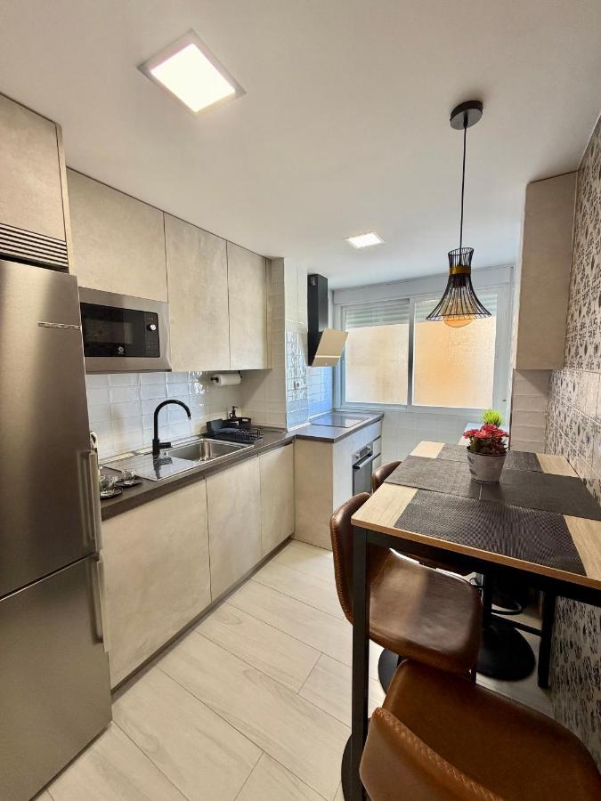 Cocina equipada con zona de comedor