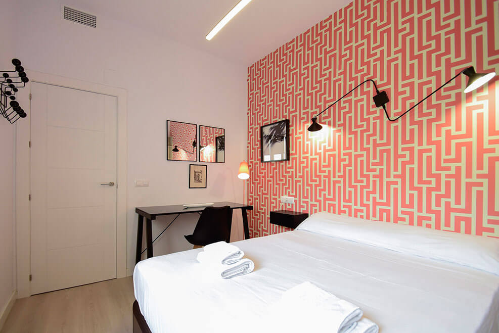 Dormitorio con cama de matrimonio