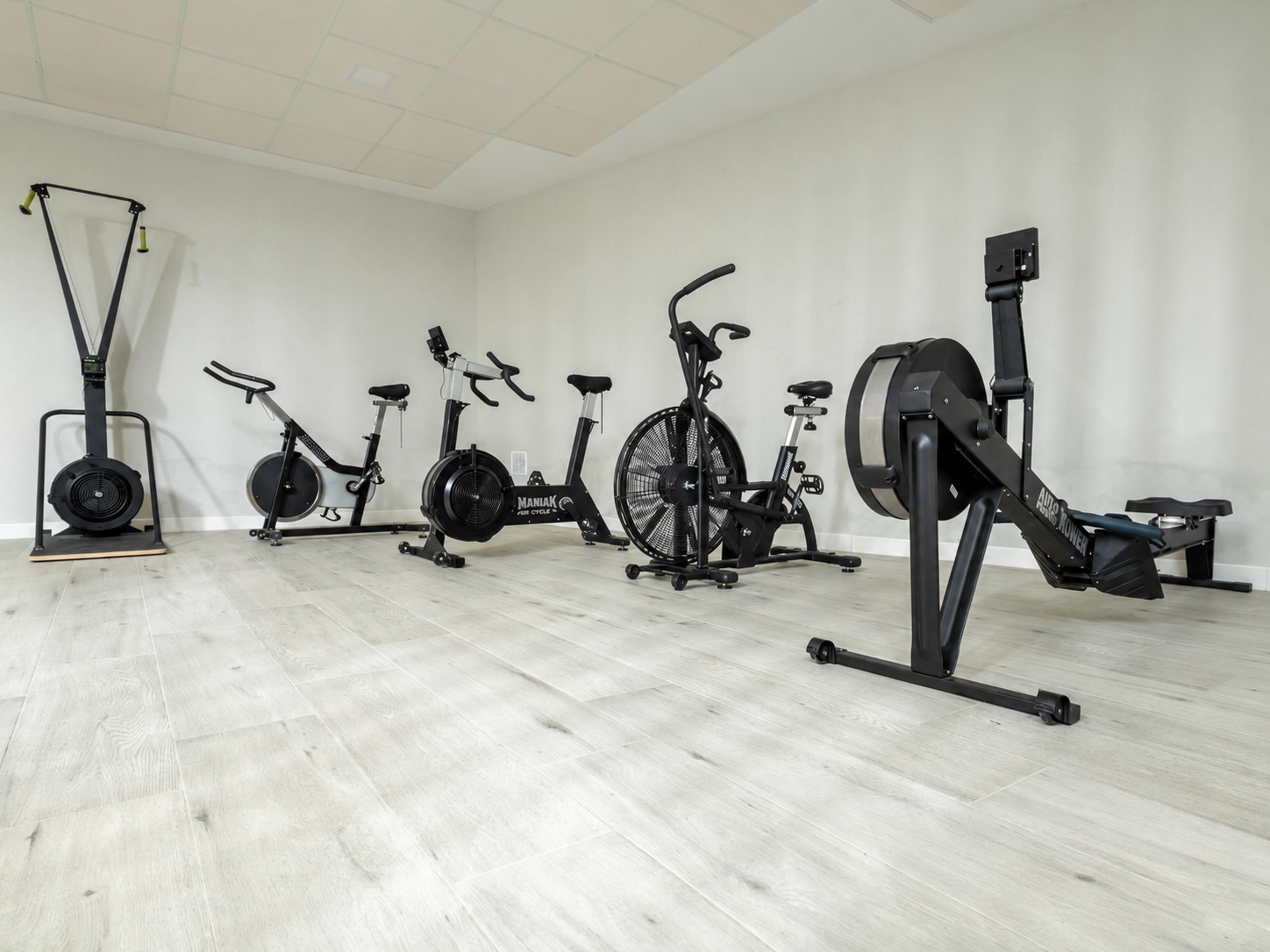 Sala de máquinas del gimnasio comunitario de Aguacate Beach.