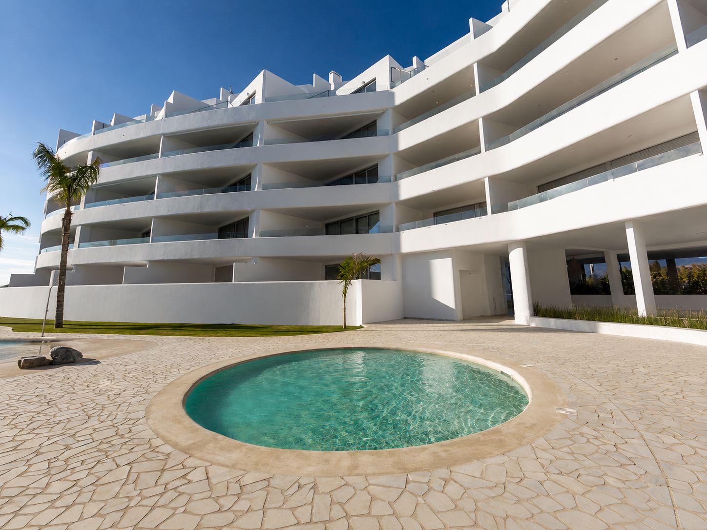 Entorno residencial con piscina y arquitectura contemporánea en Playa Granada.