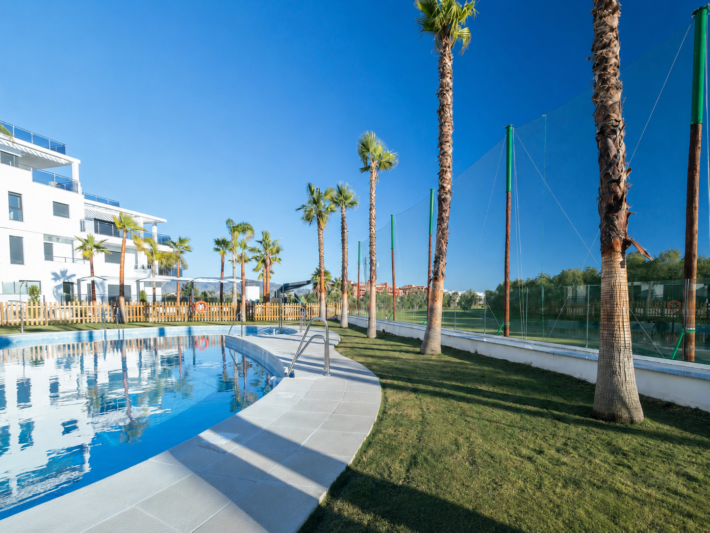 Piscina comunitaria de la urbanización Aguacate Beach.