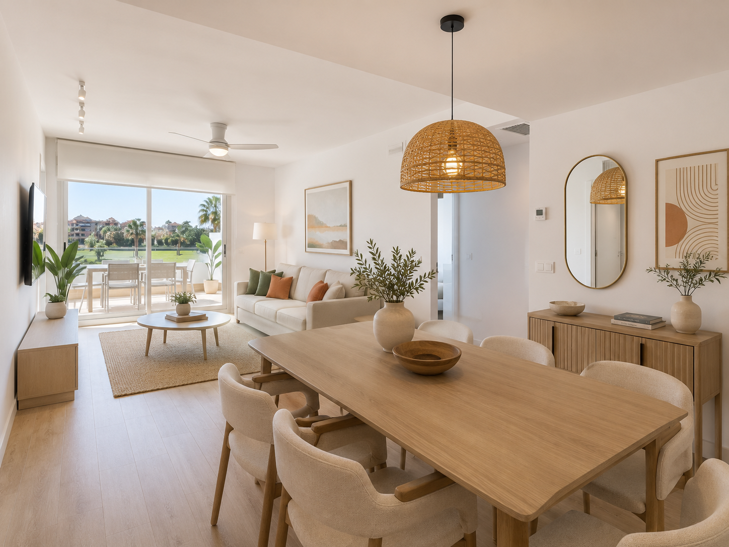 Apartamento en Playa Granada junto al campo de golf con salón y comedor luminosos.