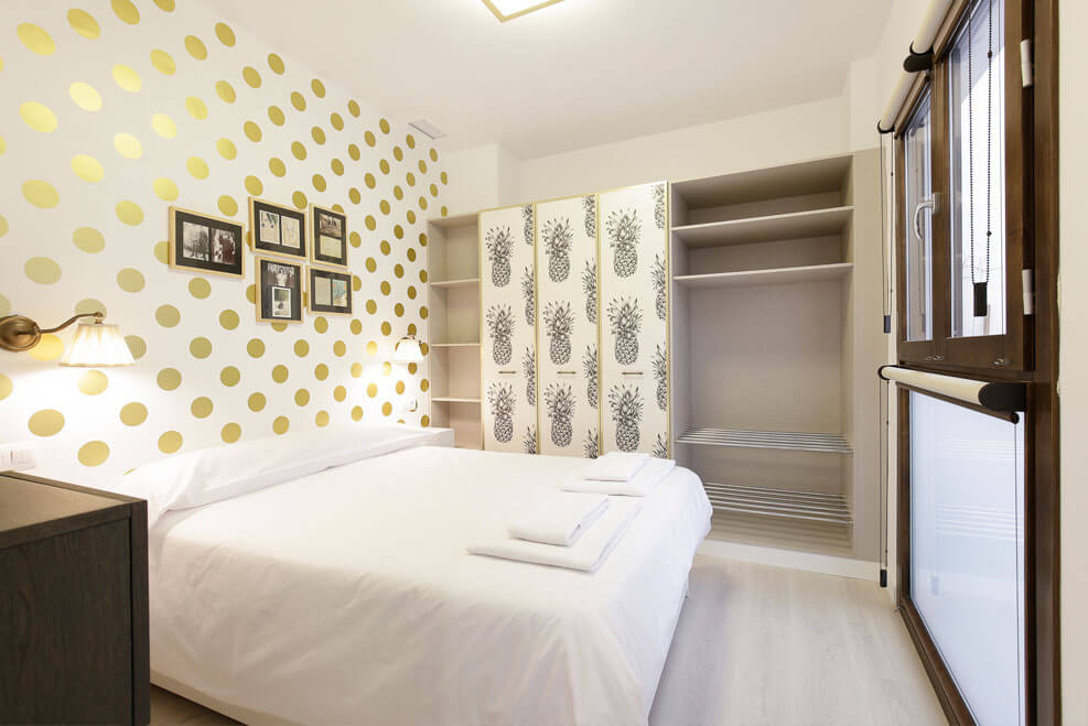 Dormitorio con dos camas individuales