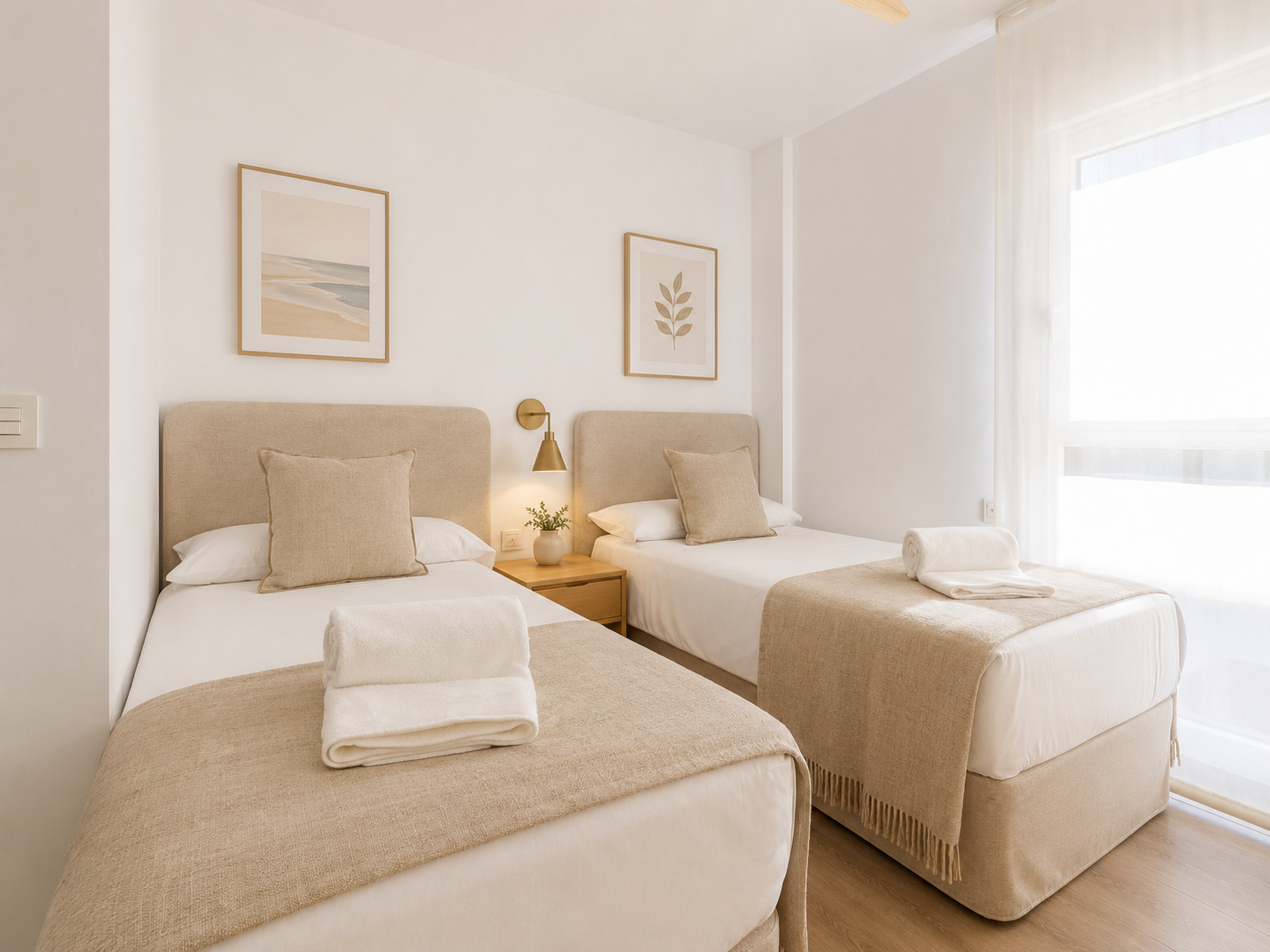 Dormitorio secundario con dos camas del apartamento.