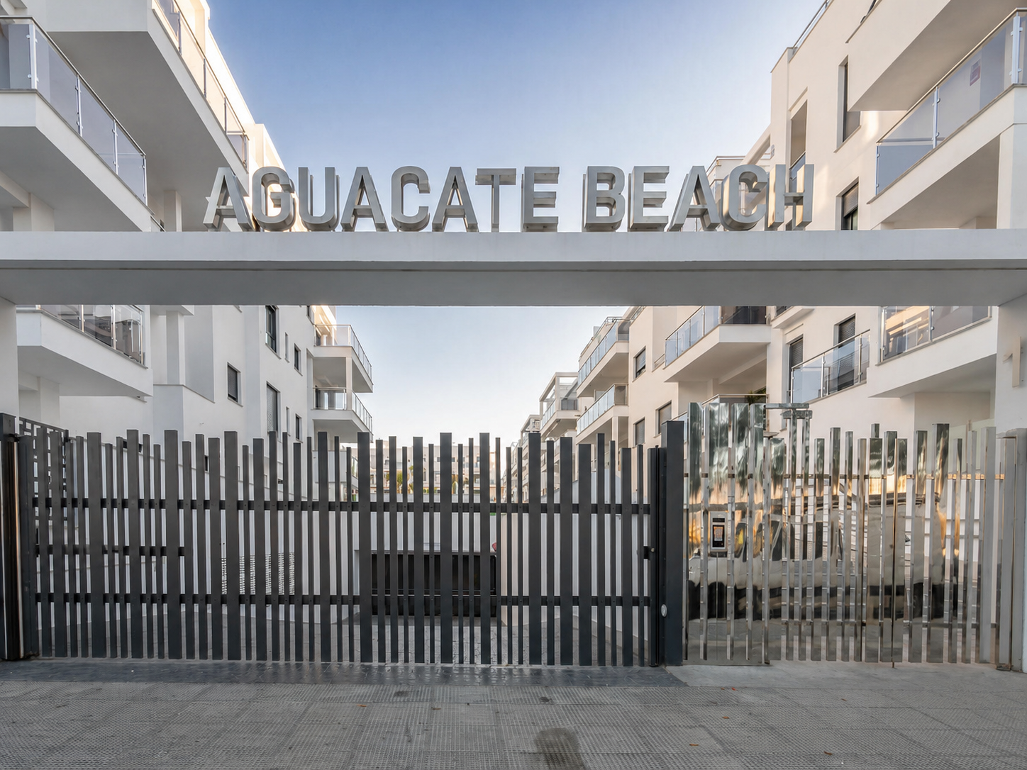 Entrada principal de la urbanización Aguacate Beach.