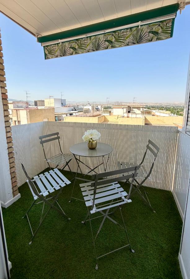 Balcón con mesa y vistas de Granada