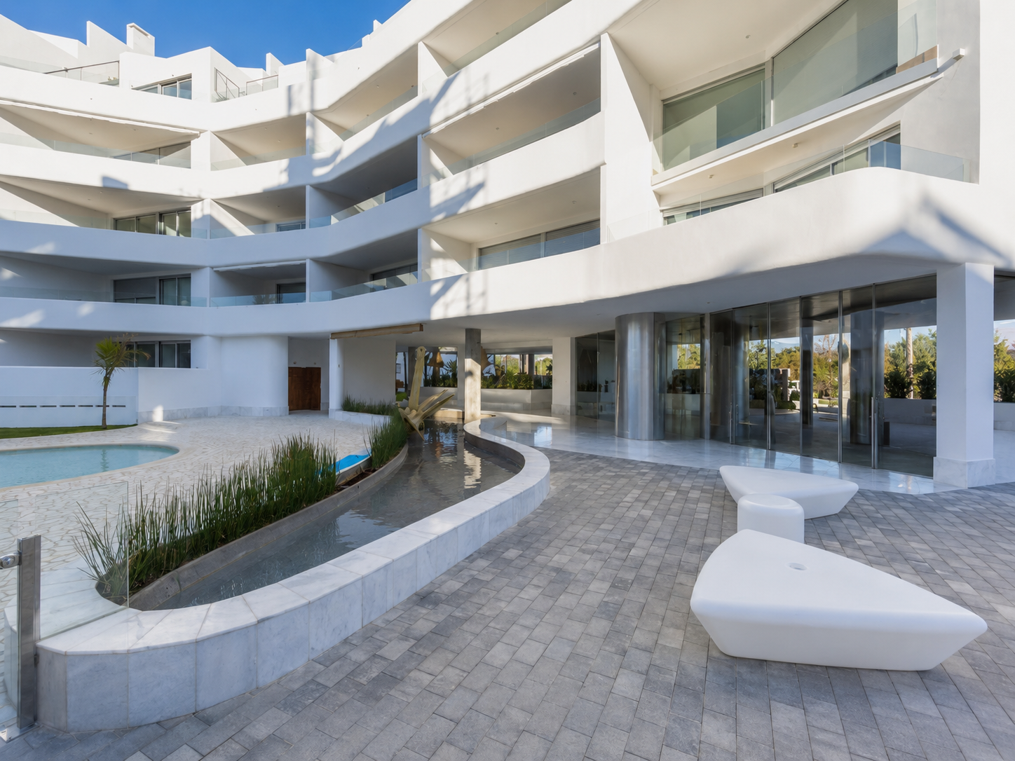 Edificio residencial moderno en Playa Granada.