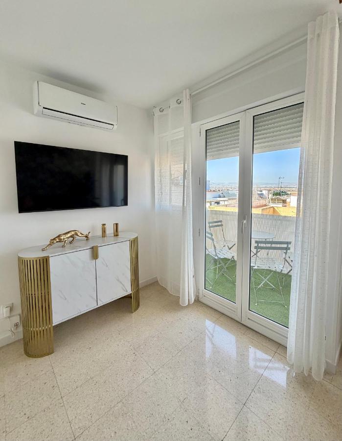 Salón con televisión y salida al balcón