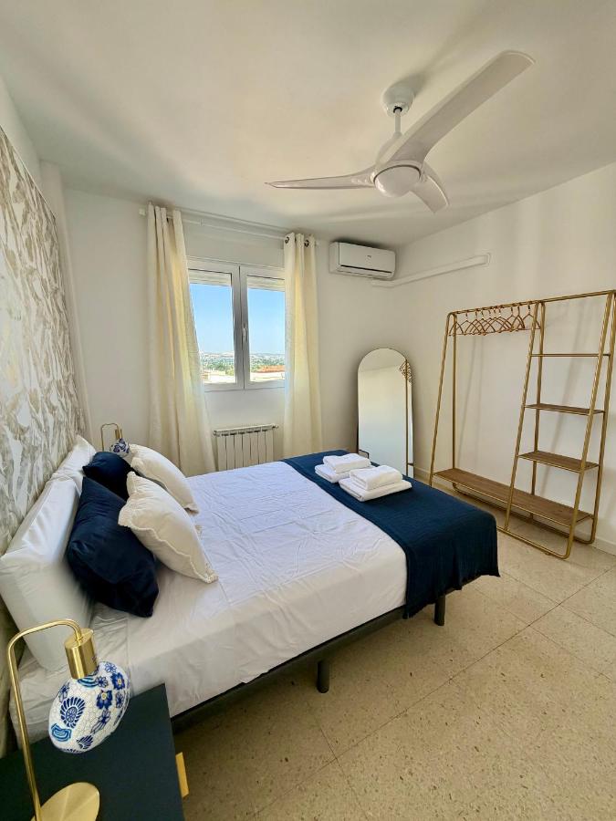 Dormitorio con cama doble