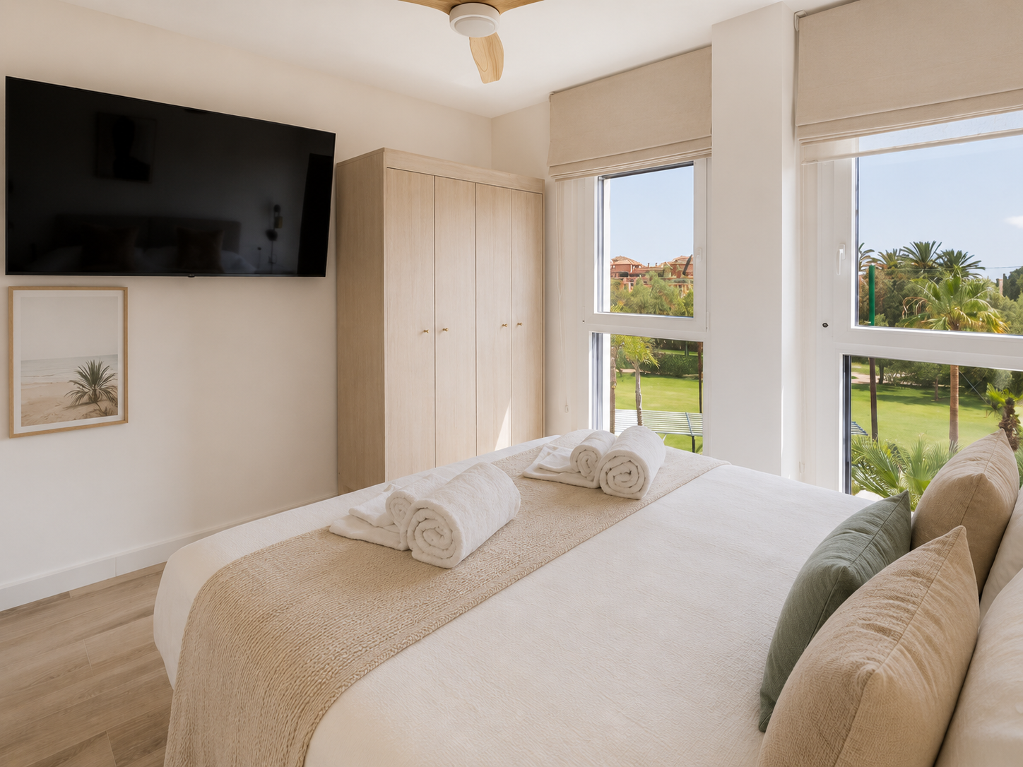 Dormitorio principal con vistas a la urbanización Aguacate Beach.