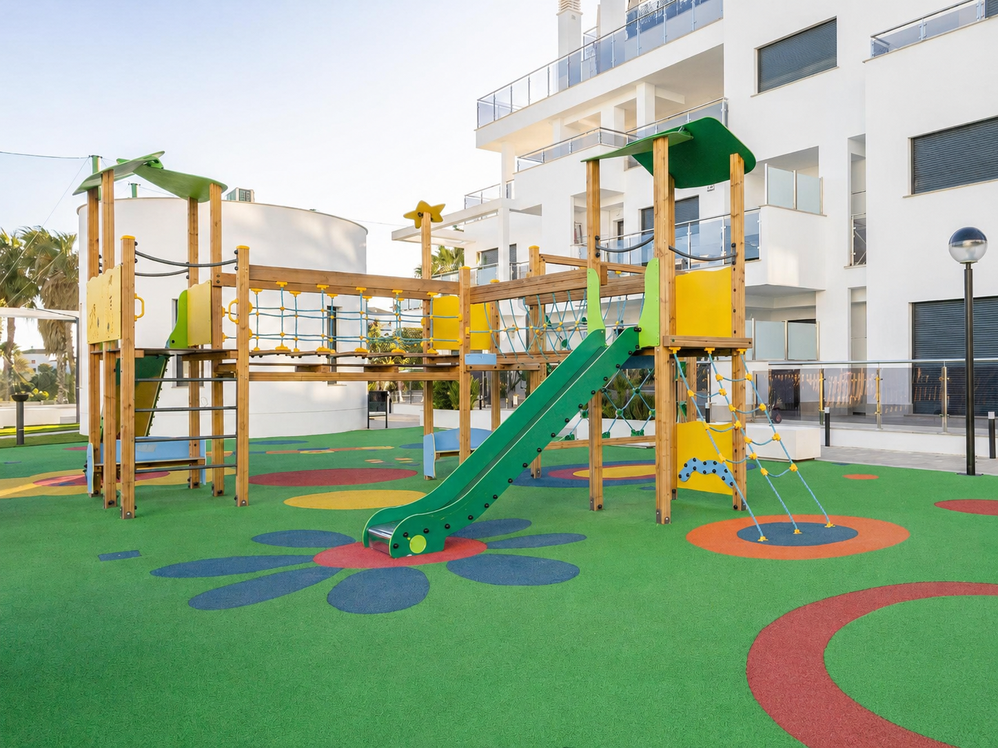 Zona infantil de la urbanización.