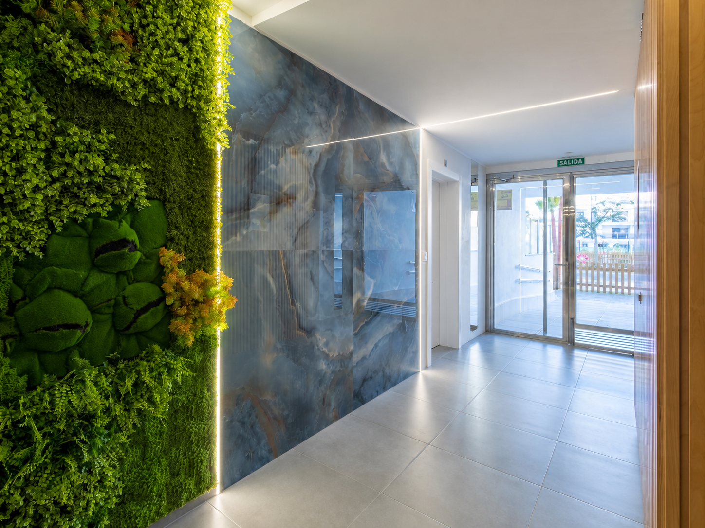 Acceso residencial de la urbanización Aguacate Beach.