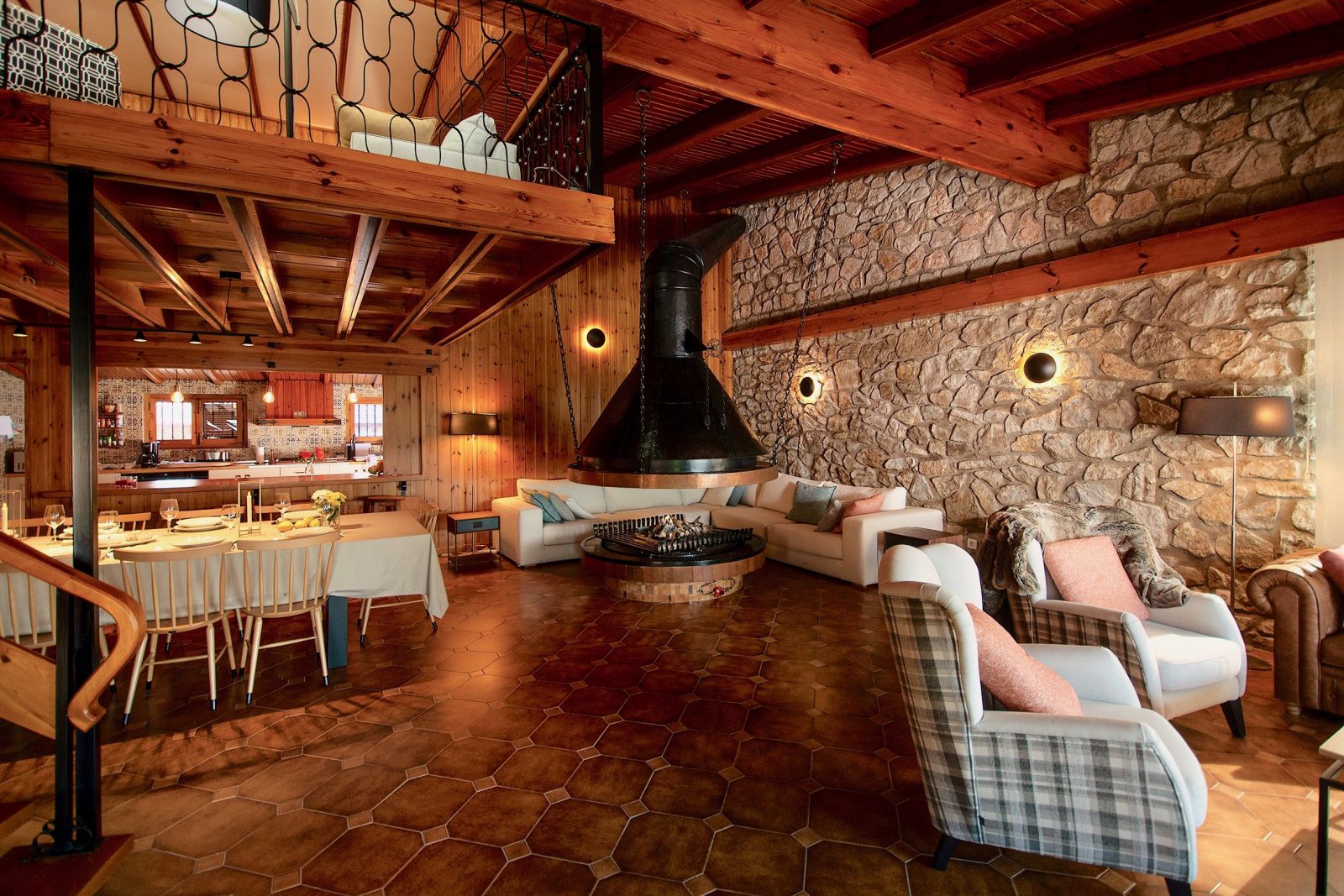 Salón con chimenea y techos de madera